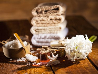 Spa arka planda beyaz, kahverengi, pembe dizi.