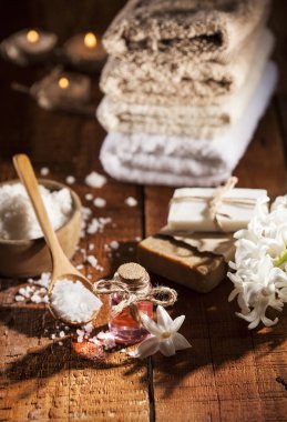 Spa arka planda beyaz, kahverengi, pembe dizi.