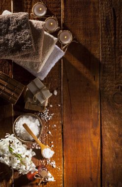 Spa arka planda beyaz, kahverengi, pembe dizi. Kopya alanı ile Üstten Görünüm.