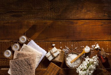 Spa arka planda beyaz, kahverengi, pembe dizi. Kopya alanı ile Üstten Görünüm.