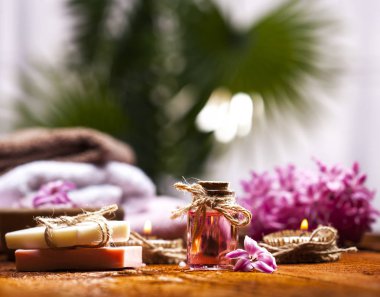 Spa arka planda çeşitli pembe ve kahverengi. Yeşil yaprakları arka plan.