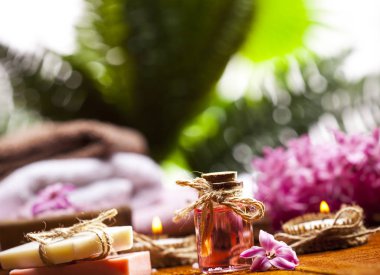 Spa arka planda çeşitli pembe ve kahverengi. Yeşil yaprakları arka plan.