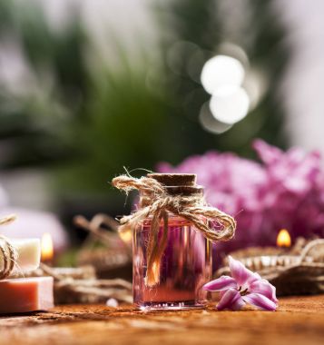 Spa arka planda çeşitli pembe ve kahverengi. Yeşil yaprakları arka plan.