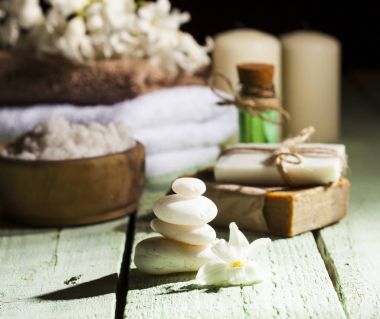 Spa arka planda beyaz ve kahverengi.