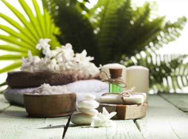 Spa arka planda beyaz ve yeşil. Yeşil yaprakları arka plan.