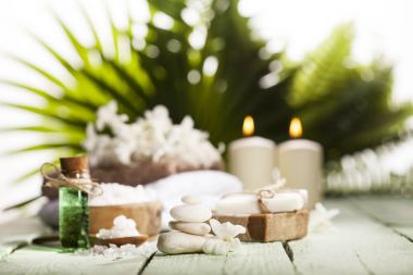 Spa arka planda beyaz ve yeşil. Yeşil yaprakları arka plan.