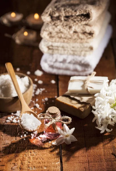 Spa arka planda beyaz, kahverengi, pembe dizi.