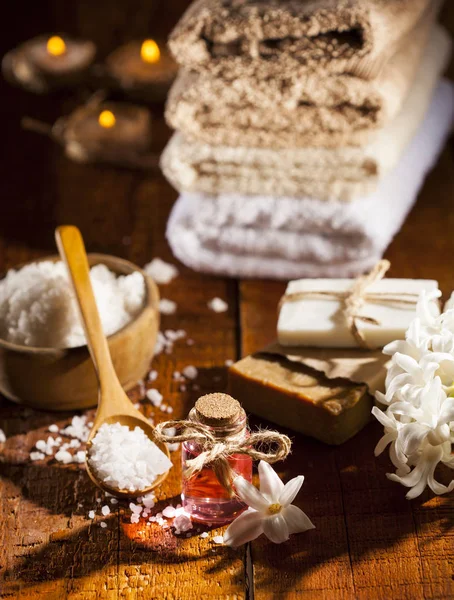 Spa arka planda beyaz, kahverengi, pembe dizi.