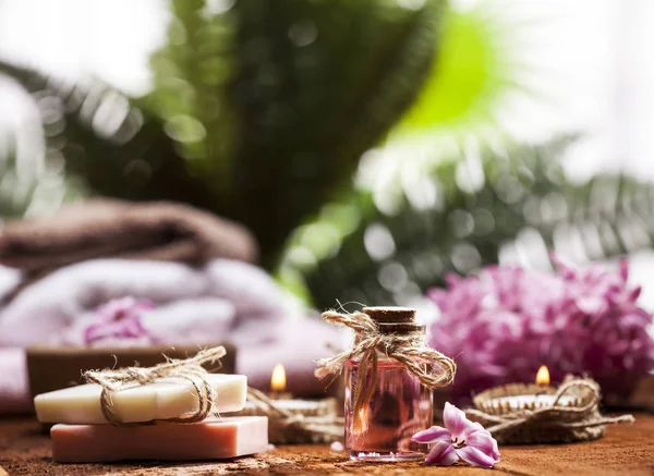 Spa arka planda çeşitli pembe ve kahverengi. Yeşil yaprakları arka plan.