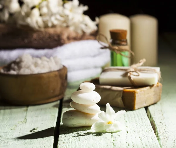 Spa arka planda beyaz ve kahverengi.