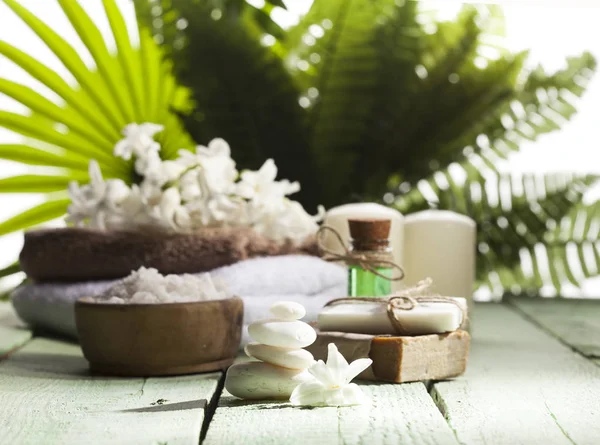 Spa arka planda beyaz ve yeşil. Yeşil yaprakları arka plan.