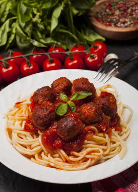 Köfte ve domates soslu spagetti makarna.