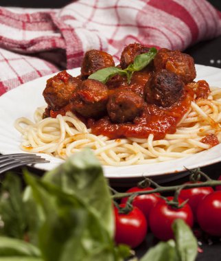Köfte ve domates soslu spagetti makarna.