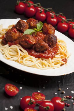 Köfte ve domates soslu spagetti makarna.