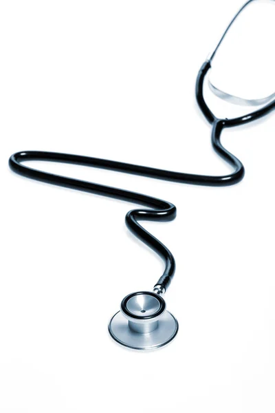 Stethoskop in Form von Herzschlag isoliert auf weißem Hintergrund. — Stockfoto