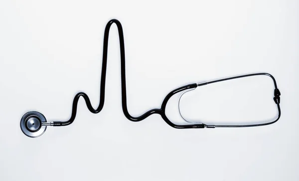 Stetoskop dalam bentuk jantung berdetak terisolasi pada latar belakang putih . — Stok Foto