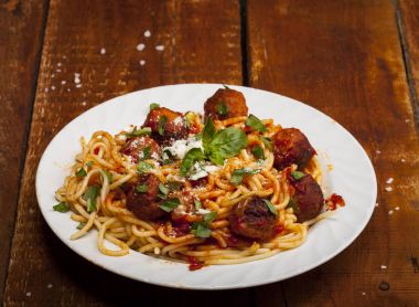 Köfte ve domates soslu spagetti makarna.