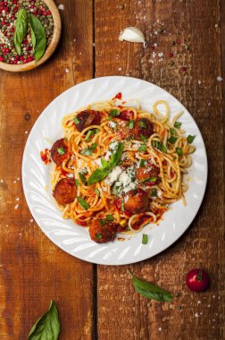 Köfte ve domates soslu spagetti makarna.