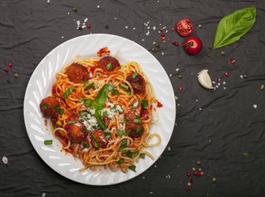 Köfte ve domates soslu spagetti makarna.