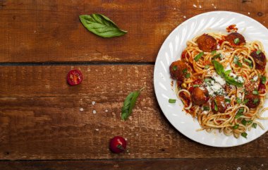 Köfte ve domates soslu spagetti makarna.