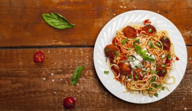 Köfte ve domates soslu spagetti makarna.