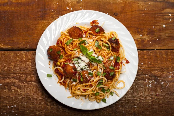 Köfte ve domates soslu spagetti makarna.