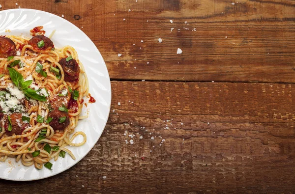 Köfte ve domates soslu spagetti makarna.