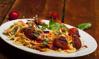 Köfte ve domates soslu spagetti makarna.