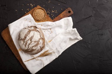 Fotokopi alanı olan karanlık bir masada geleneksel ekmek