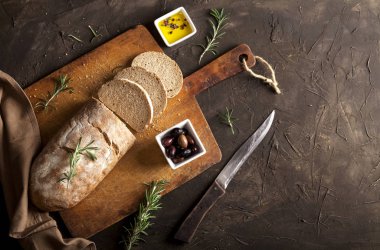 Zeytinli, zeytinli ve biberiyeli dilimlenmiş geleneksel ekmek.