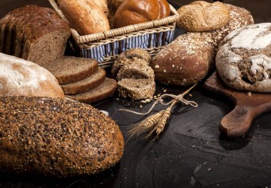 Koyu arkaplanda çeşitli fırınlanmış mallar