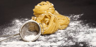 Siyah taş zemin üzerinde geleneksel İtalyan çiğ makarnası