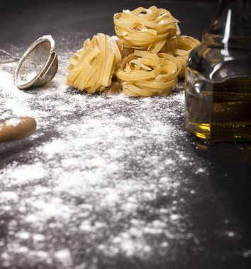 Siyah taş zemin üzerinde geleneksel İtalyan çiğ makarnası