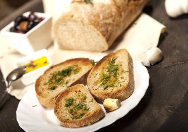 Zeytinyağı, zeytin, sarımsak ve otla dilimlenmiş geleneksel tost ekmeği.