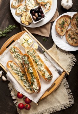 Tereyağlı, sarımsaklı, zeytinli, domatesli ve otlu ekmek.