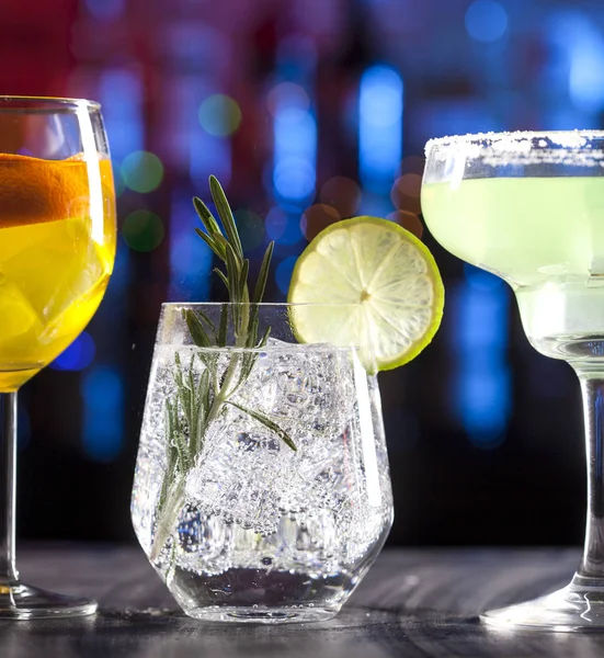 Дерев'яні келихи з алкогольними напоями в барі — стокове фото