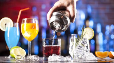 Bardaki farklı kokteyllerle ayarlayın.