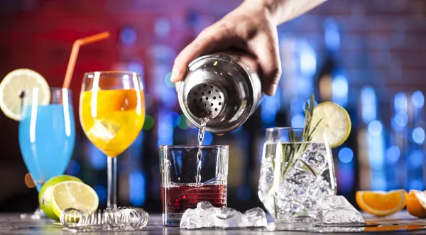 Bardaki farklı kokteyllerle ayarlayın.