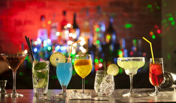 Bardaki farklı kokteyllerle ayarlayın. Stok Fotoğraf