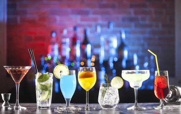 Набор с различными коктейлями на барной стойке Стоковое Изображение