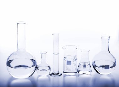 Beyaz ve mavi arkaplanda test tüpleri.