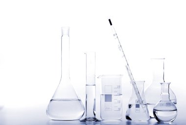 Beyaz ve mavi arkaplanda test tüpleri.