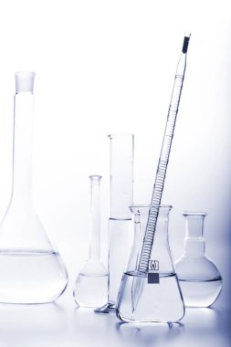 Beyaz ve mavi arkaplanda test tüpleri.