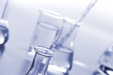 Beyaz ve mavi arkaplanda test tüpleri.