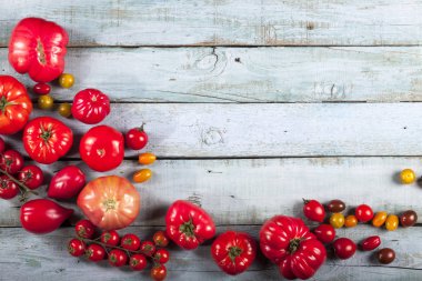Kırsal mavi ahşap arka planda domatesler üst görünüm kopyalama alanı.