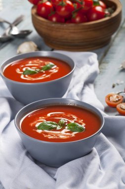 Geleneksel İspanyol soğuk domates çorbası çorbası. Mavi ahşap arka planda bir kasede..