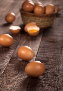 Sepette kahverengi yumurta ve kırsal masada yumurta sarısı..