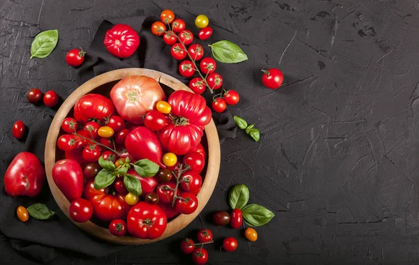 Tomaten auf schwarzem Hintergrund von oben kopieren Raum. — Stockfoto