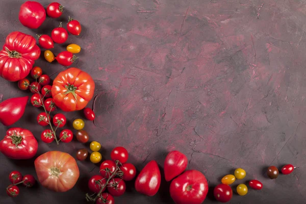 Tomaten op donkere achtergrond bovenaanzicht kopieerruimte. — Stockfoto