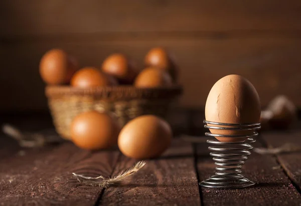 Bruine eieren in een mand op rustieke tafel. — Stockfoto